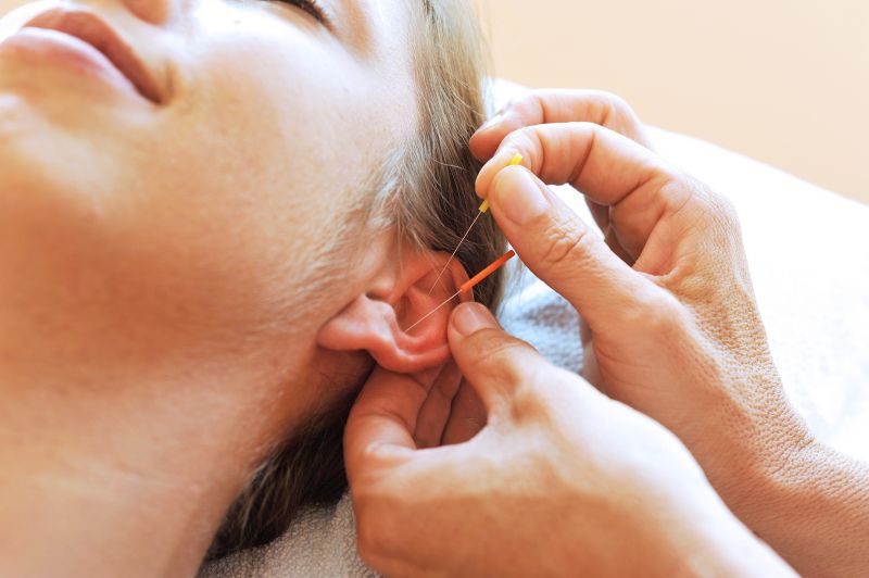 Jak zwalczyć ból i lęki przy pomocy kilku igieł w uchu